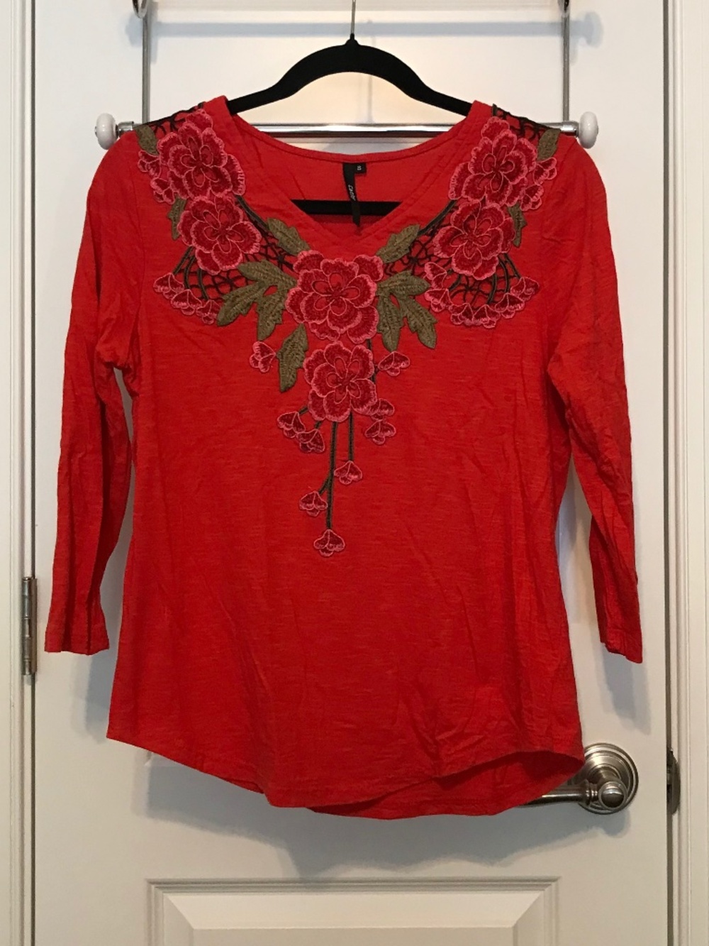Cathy red long sleeve 💯% cotton V-neck tee with pretty appliquéd flowers (S)